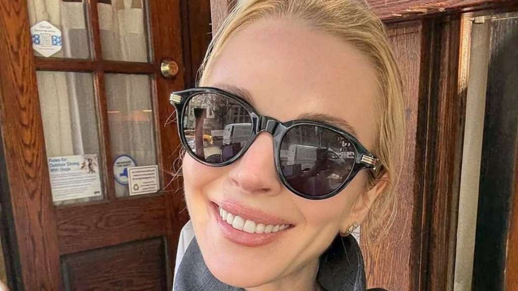 Lindsay Lohan Wows Fans With Sunglasses Selfie