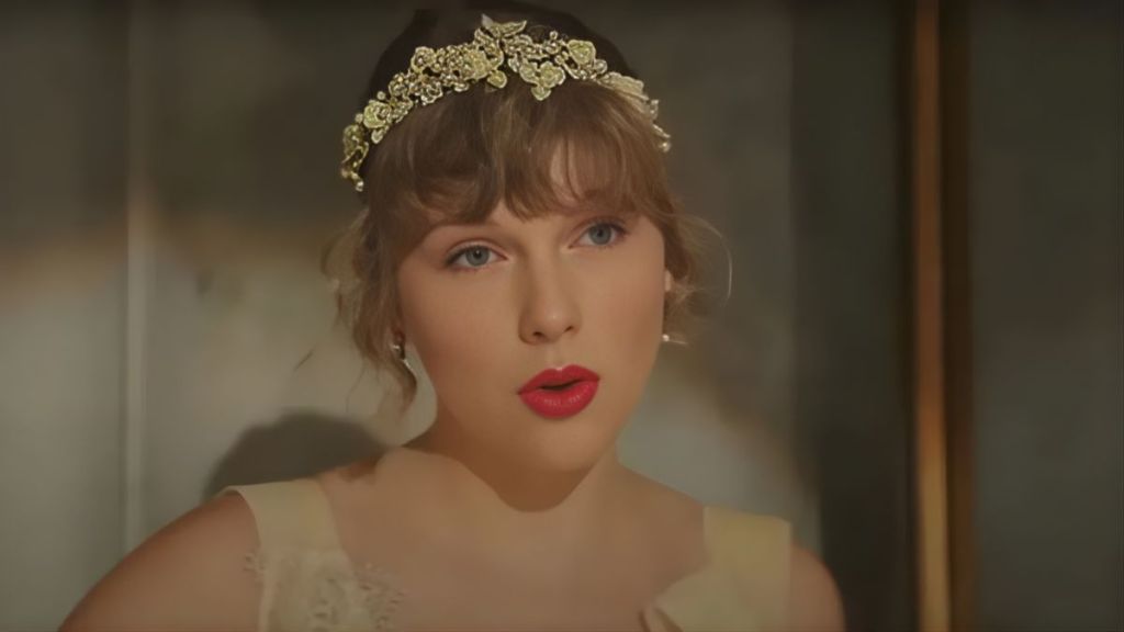 Taylor Swift Wore Red Turtleneck to Travis Kelce's Chiefs Game