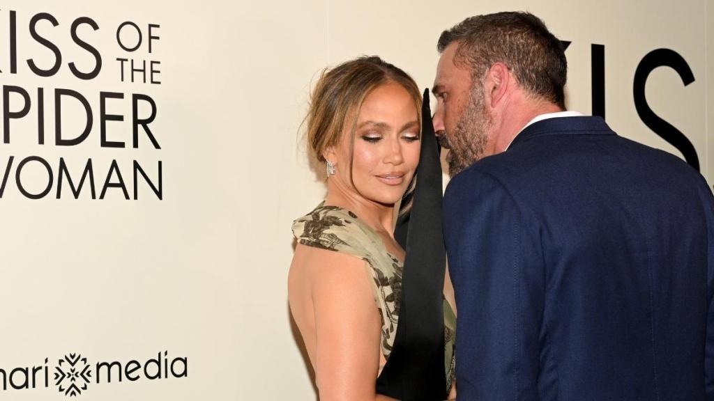Ben Affleck Nudging Jennifer Lopez To Get Her Attention Is Going Viral