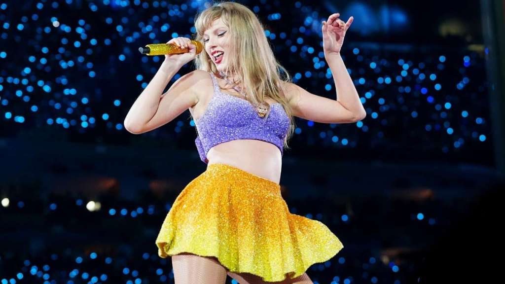 Taylor Swift's Miniskirt for Chiefs Game Is So, So Gorgeous