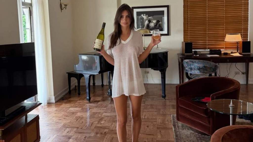 Emily Ratajkowski Wearing Sheer Tee Will Make You Look Twice