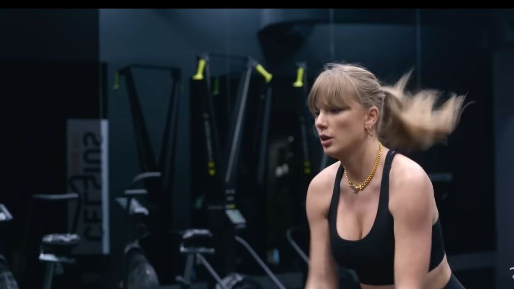 Gym-Ready Taylor Swift in Gold Chain & Tank Top Sends Fans into Frenzy