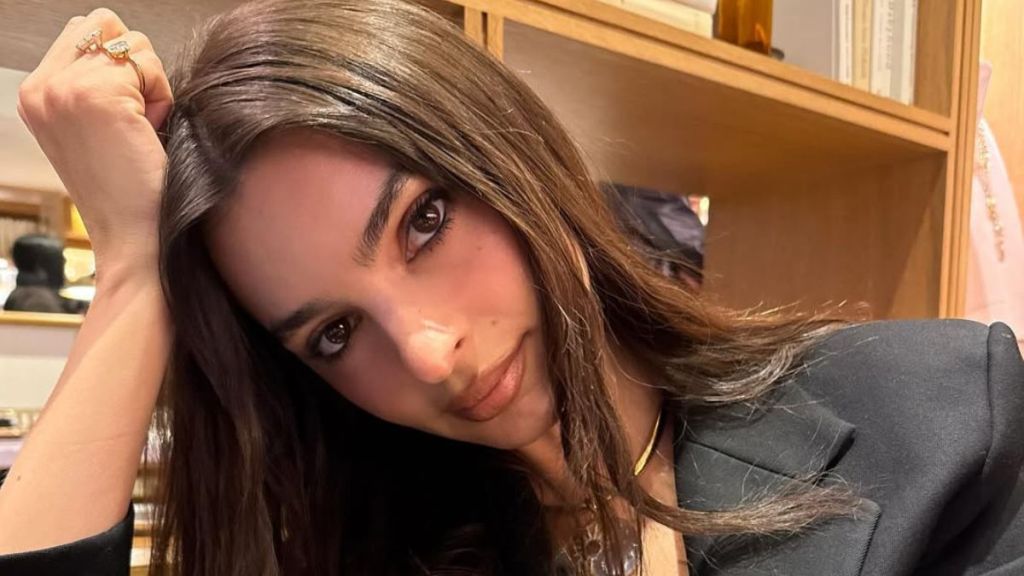 Emily Ratajkowski's Bathroom Photos Give Hollywood Steamy Twist