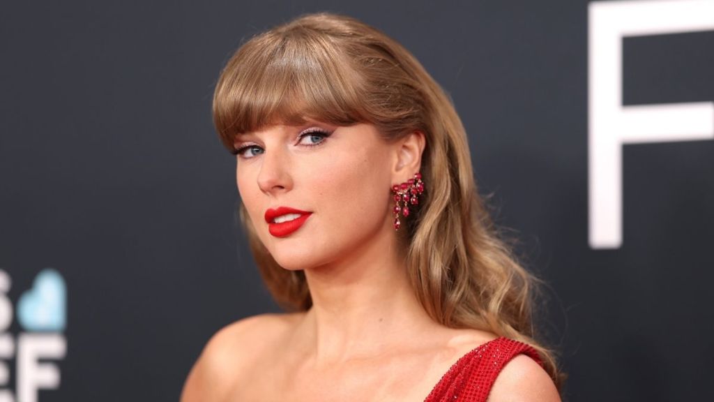Taylor Swift Wearing Mini Skirt in NYC Will Make You Look Twice