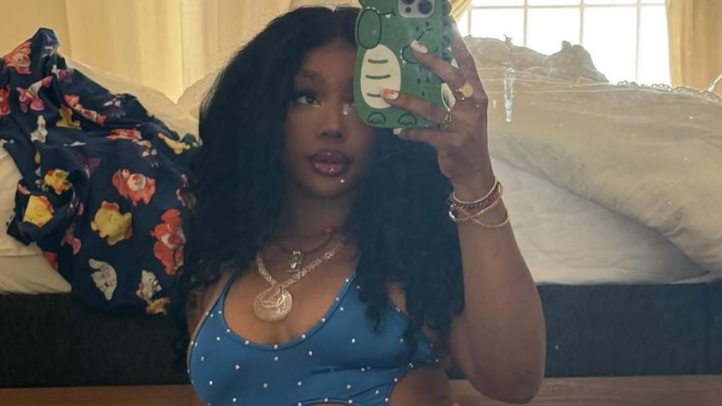 Photos: SZA Reminisces Summer in Stylish Boydsuit Look