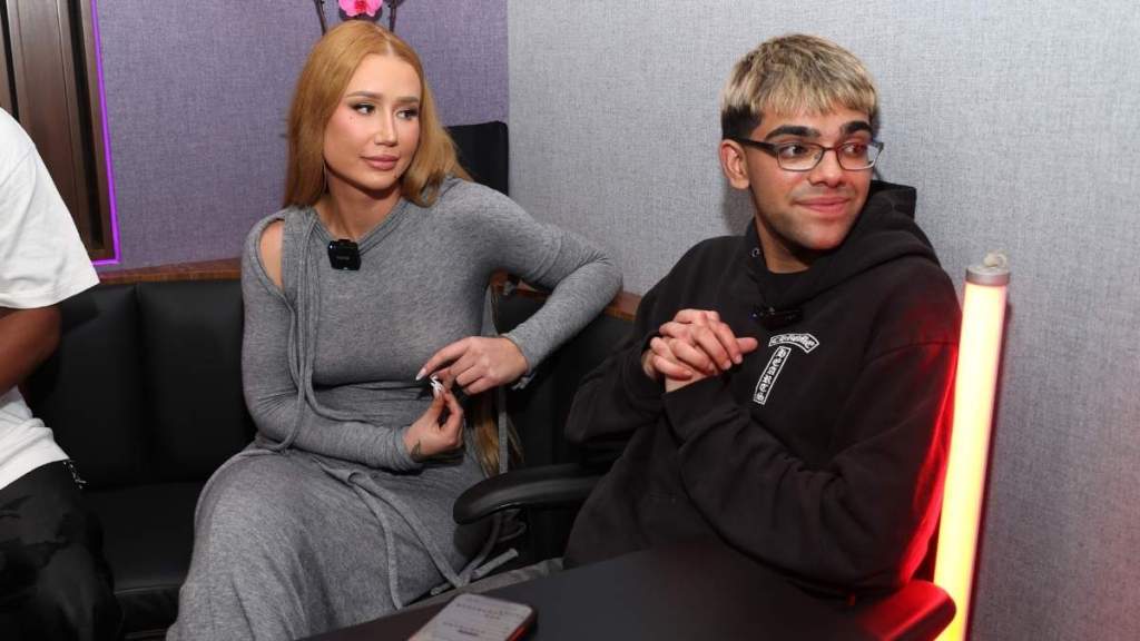 Iggy Azalea’s Tweet Fuels Hookup Rumors With Neon