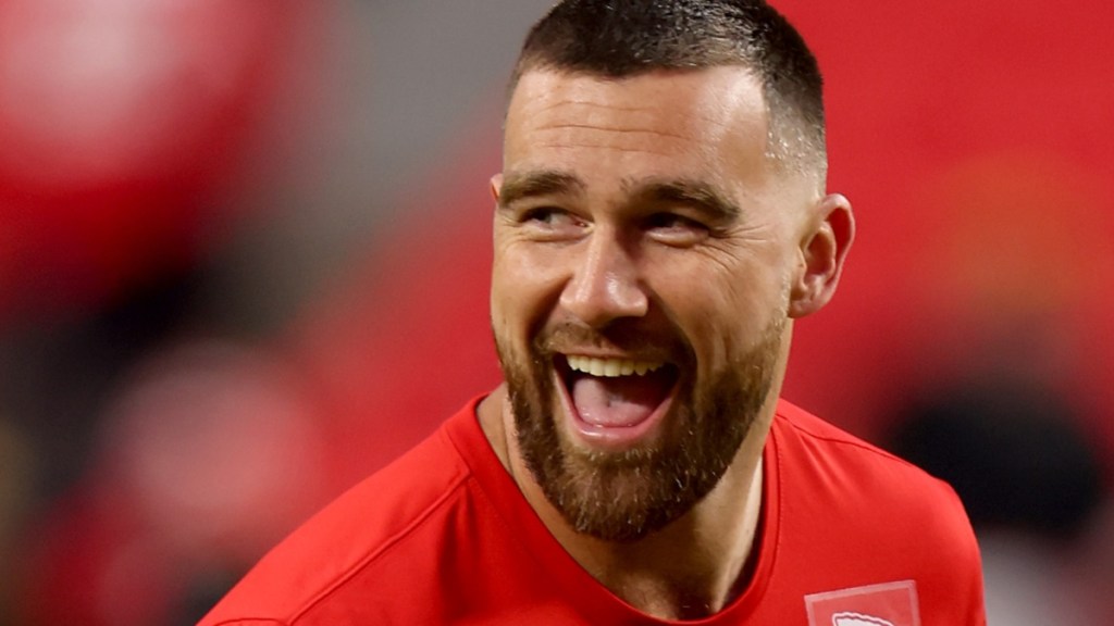 travis kelce halloween luigi