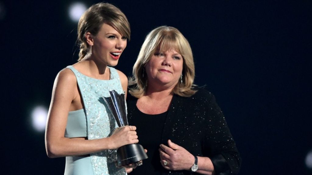 Taylor's Swift's Mom All Praises for Travis Kelce