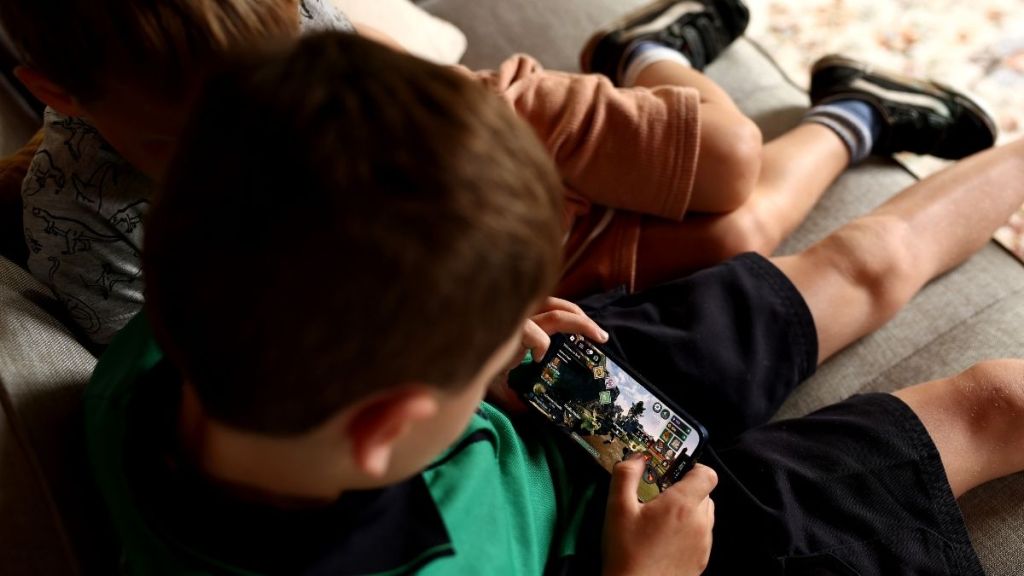 Roblox To Ban Kids From Talking to Adults With New Feature