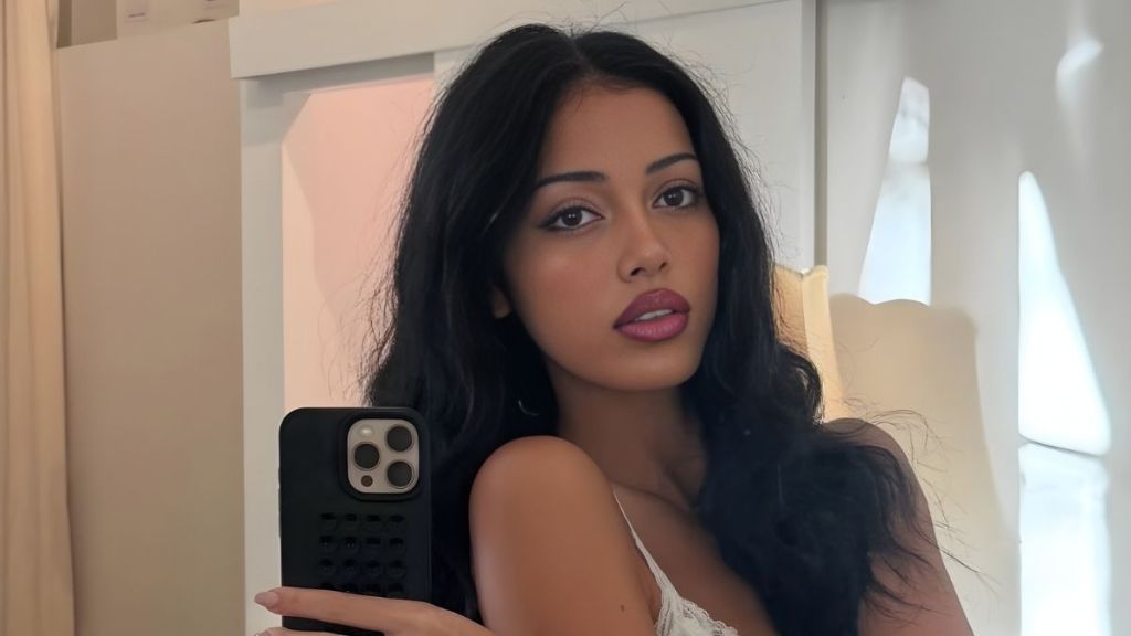 Model Cindy Kimberly's Lace Bodysuit Photos Are the 'Hottesttt'