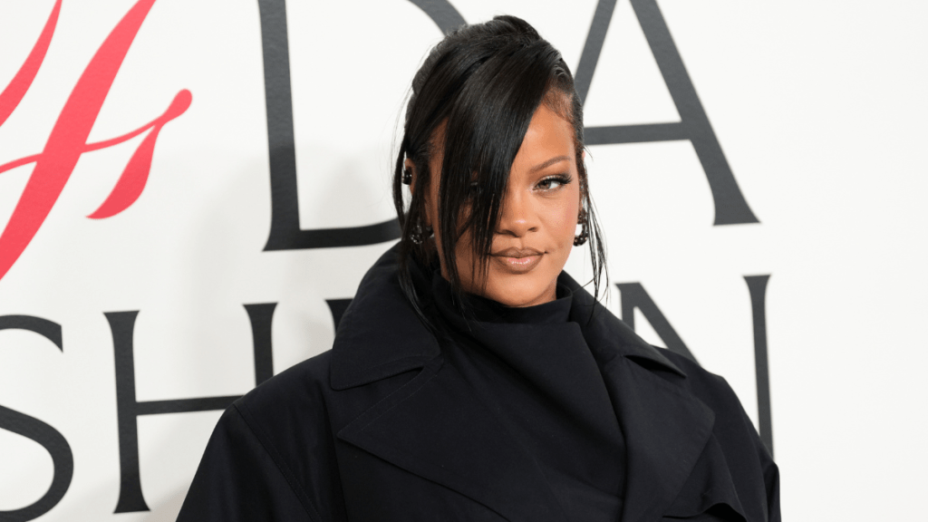 Photos: Rihanna’s New Bob Hairstyle Gets Fans Riled Up