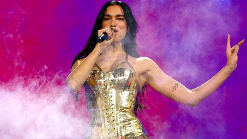 Photos: Dua Lipa's Bustier Corset Look Is 'Perfection'