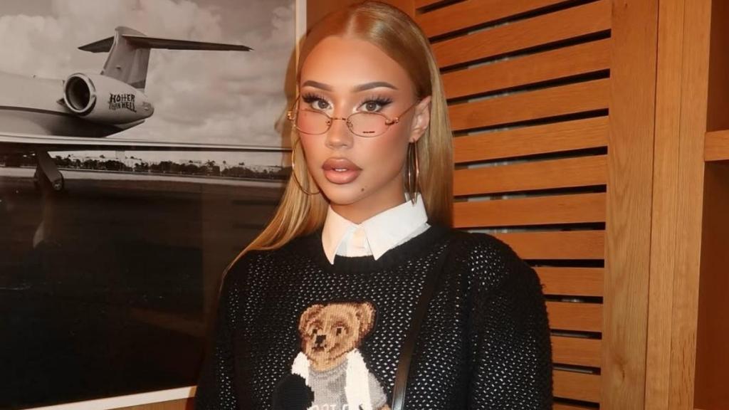 Iggy Azalea Posing in Mini-Skirt Will Make Your Day