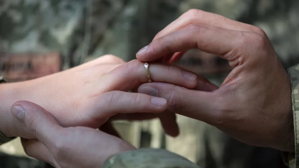Japanese woman marries AI