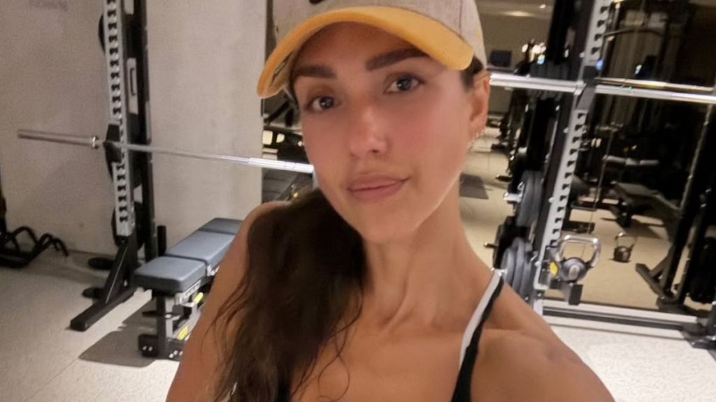 Jessica Alba's Post-Workout Selfie Will Make You Look Twice