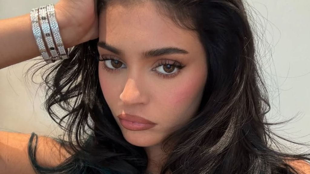 Kylie Jenner Looks 'Stunning' in Fur Coat