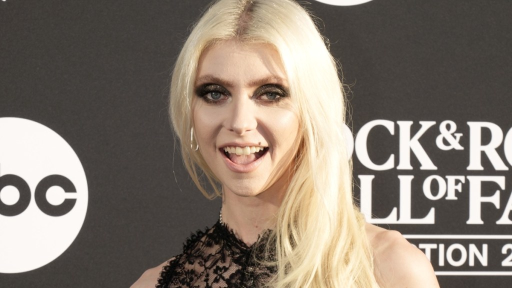 Taylor Momsen Joins 'Naked Dress' Trend With Sheer Lace Fit