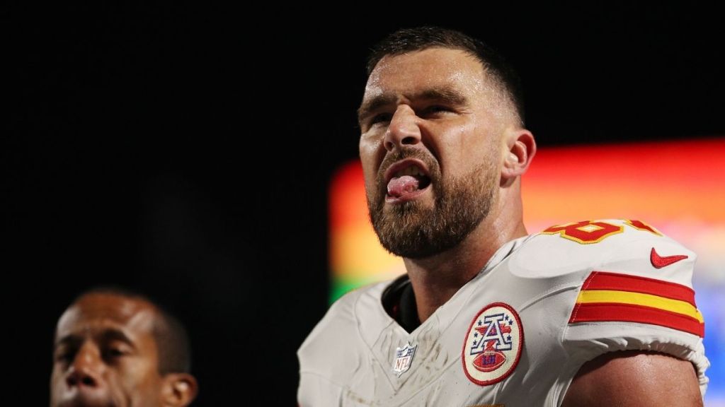 Travis Kelce Gets Hit in The Chest During Chiefs Game