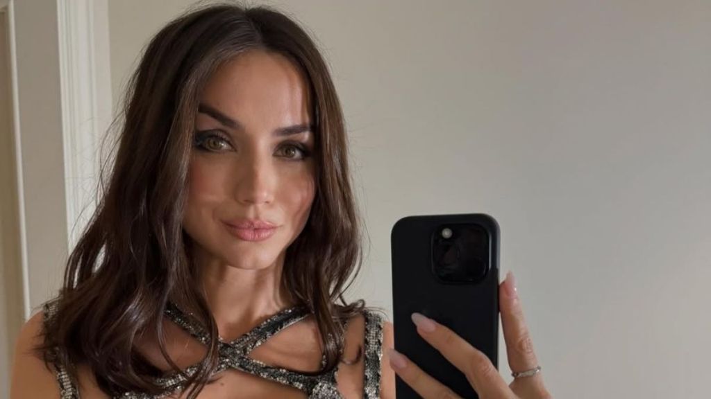 Ana de Armas Showcases Toned Physique in Gym Wear