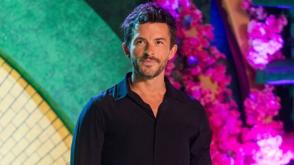 Jonathan Bailey Loves 'Soggy Bottoms'