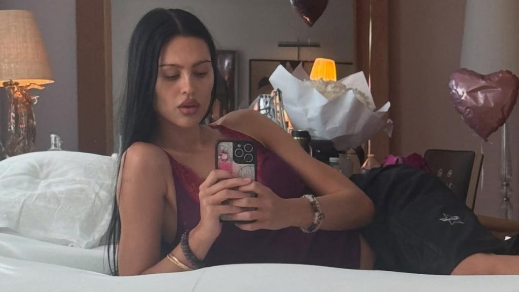 Amelia Gray’s Lace Lingerie Pic Will Make You Do Nonstop Double Takes