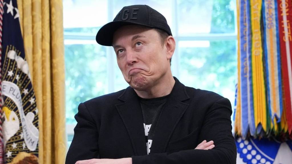 Author Roasts Elon Musk on Twitter (X), Fans React