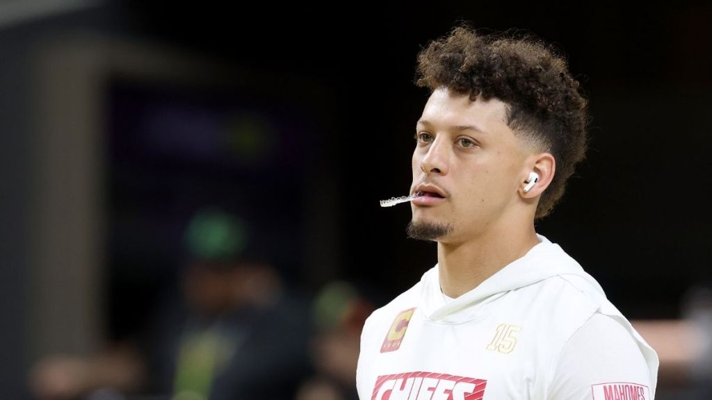 Patrick Mahomes’ Thanksgiving Turkey-Eating Method Gets Called ‘Nasty'