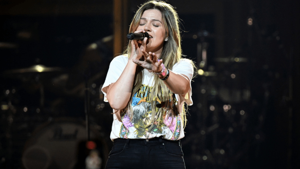 Kelly Clarkson Braves Wardrobe Malfunction at Las Vegas Concert