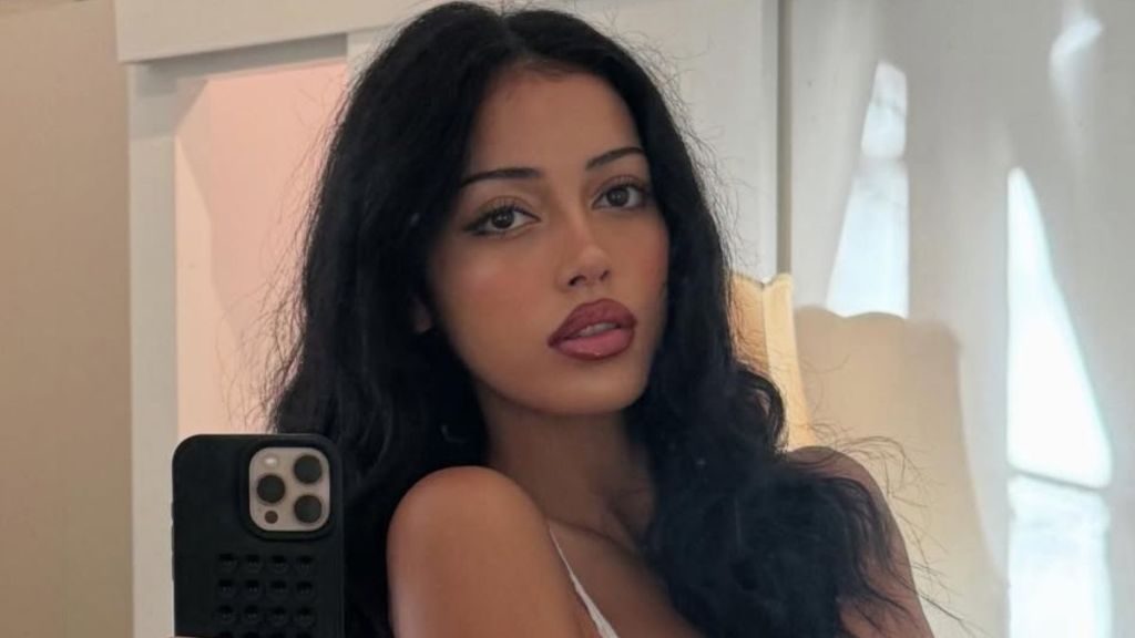 Cindy Kimberly's Toned Legs Peek From Under Fur Coat in Photos