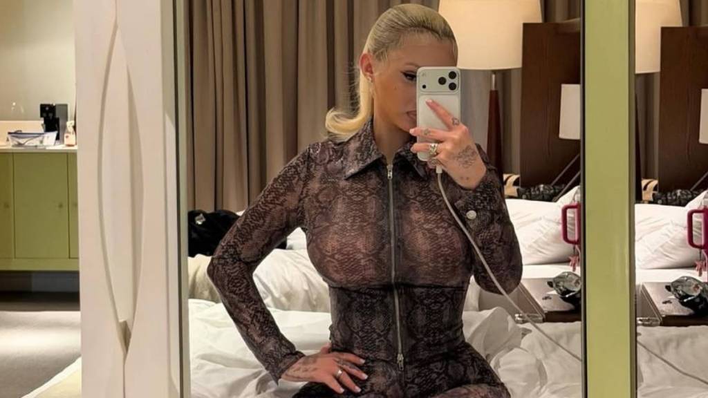 Alabama Barker Steps Out To See Christmas Lights With Her 'Someone Special'