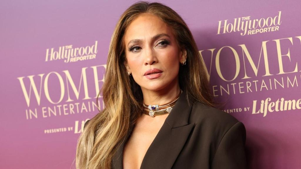 Jennifer Lopez Ditches Makeup in Latest Photos