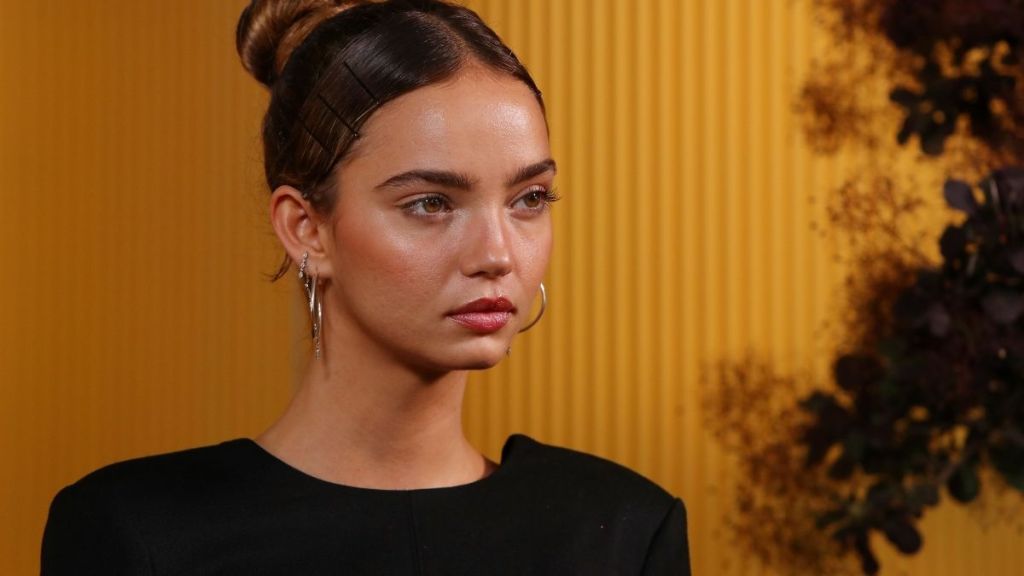 Inka Williams Cuddling With Cat in Bikini Will Stop You Mid-Scroll