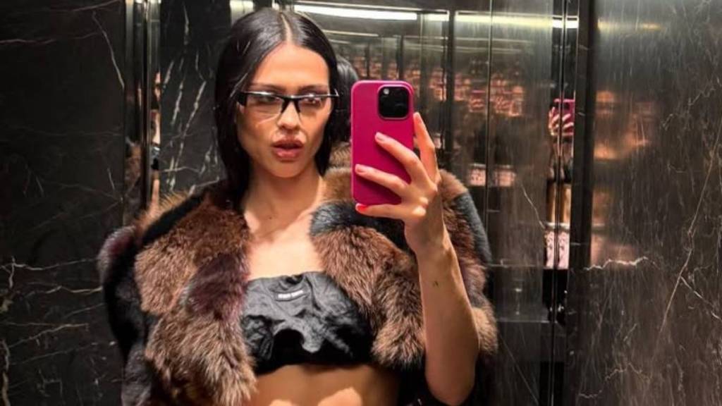 Amelia Gray's Thong Gets a Peek in Super Toned Abs Selfie