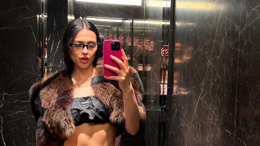 Amelia Gray's Bra Top Photos Flaunt Her Super Toned Abs