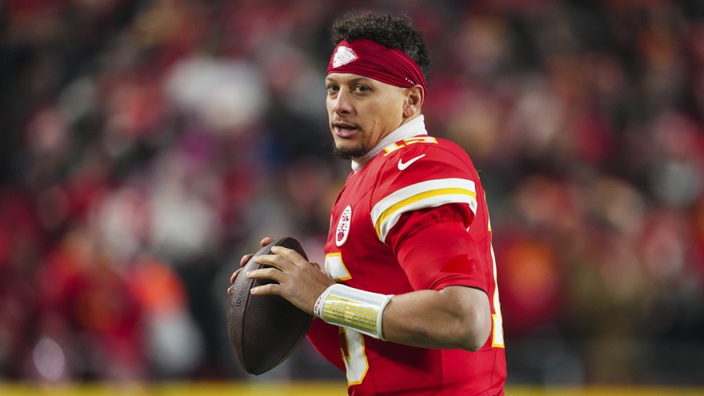 Chiefs' Patrick Mahomes Feels 'He Let People Down' Amid Injury