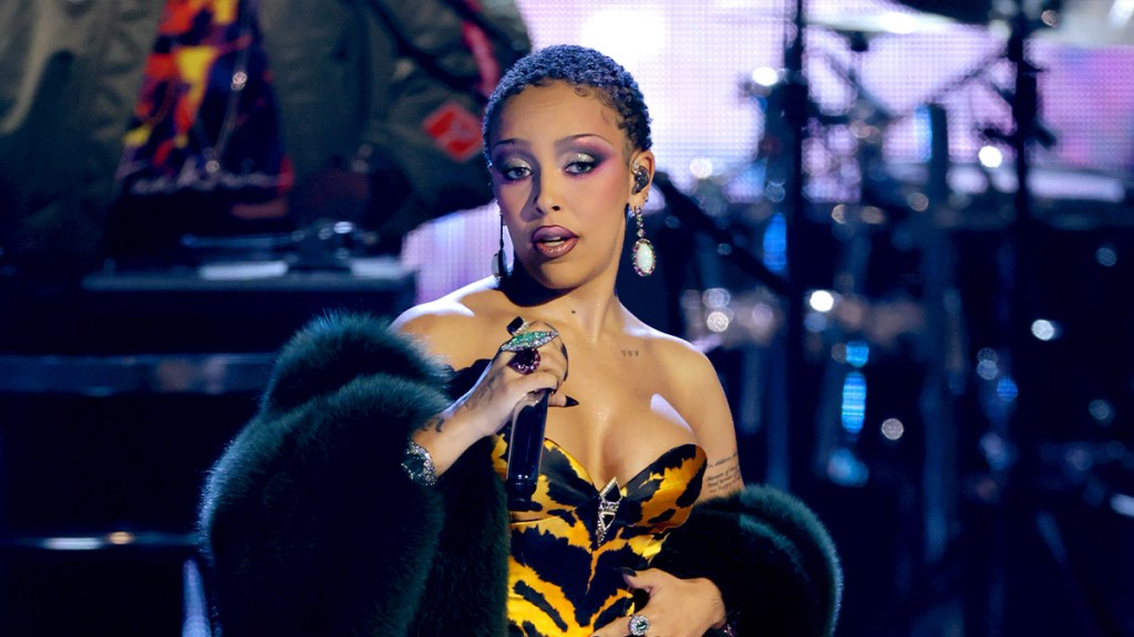 Doja Cat’s 'Mic-Swallowing Stunt' From Tour Goes Viral