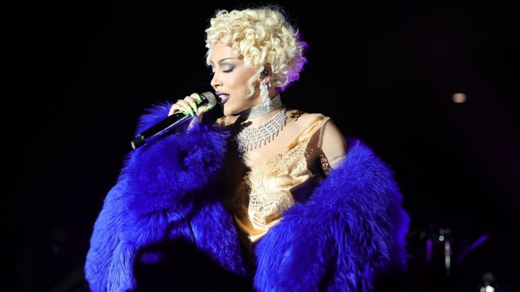 Doja Cat’s Blue Bodysuit Look Is a Stop-Scrolling Moment