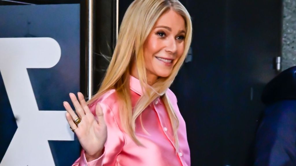 Gwyneth Paltrow’s All-Pink Look Is Head-Turning