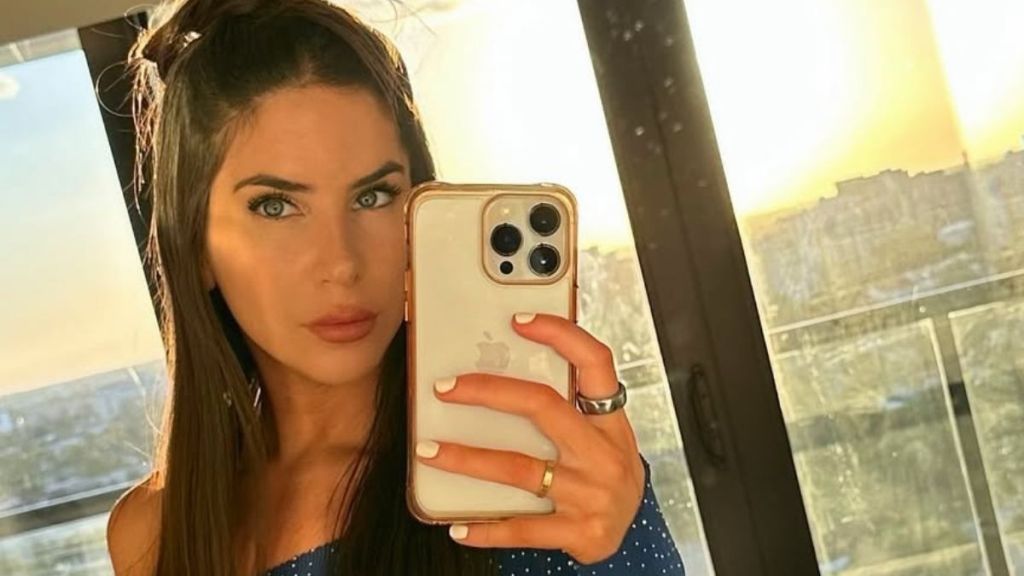 Model Jen Selter’s Skimpy String Bra & Ruffle Skirt Look Is ‘Super Sexy'