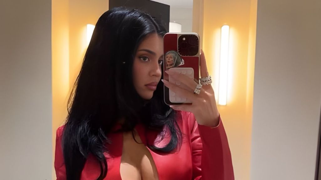 Kylie Jenner's Unzipped Crop Top Is a Vibe
