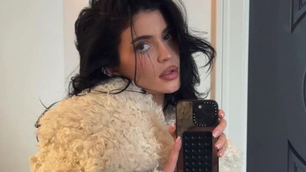 Kylie Jenner's Fur Coat-Only Look Is a Memory To Preserve