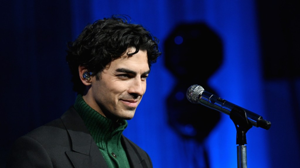 Joe Jonas’ Bad Parallel Parking Attempt Goes Viral