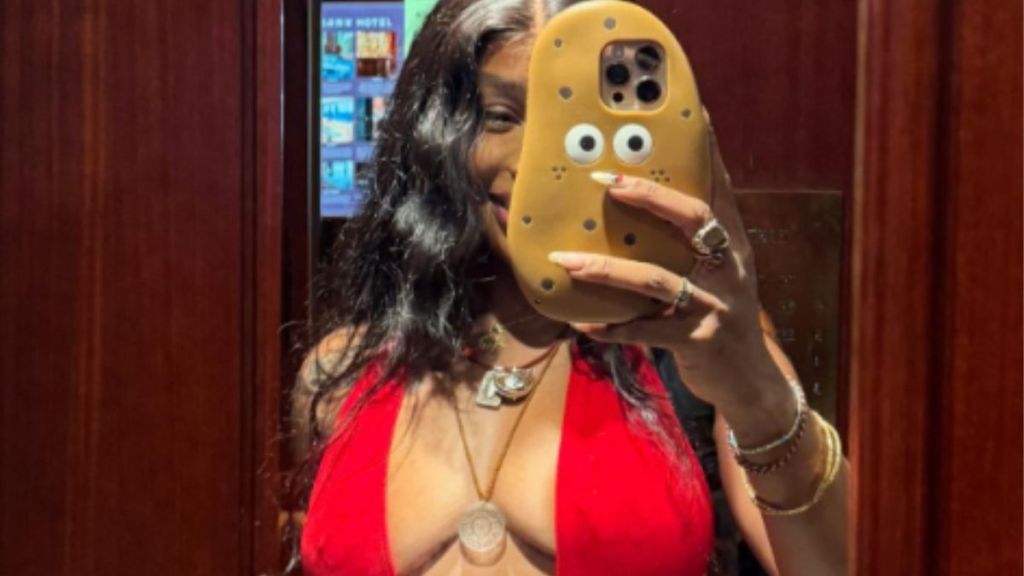 Sza’s Lingerie Corset Photo Shows off Cheeky Tie-up Detail