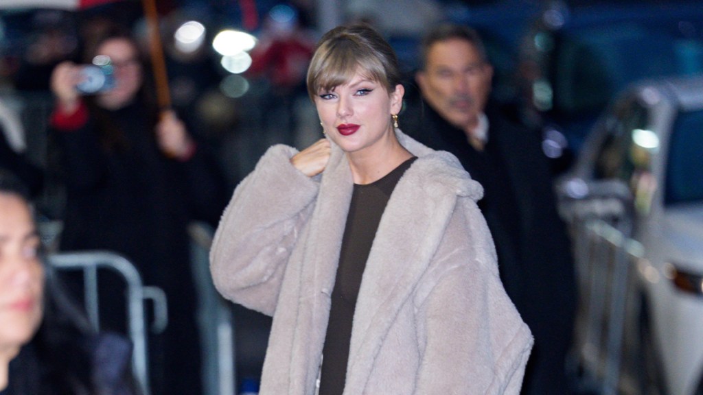 Worker Claims Taylor Swift Distributed Cash at Chiefs’ Holiday Game