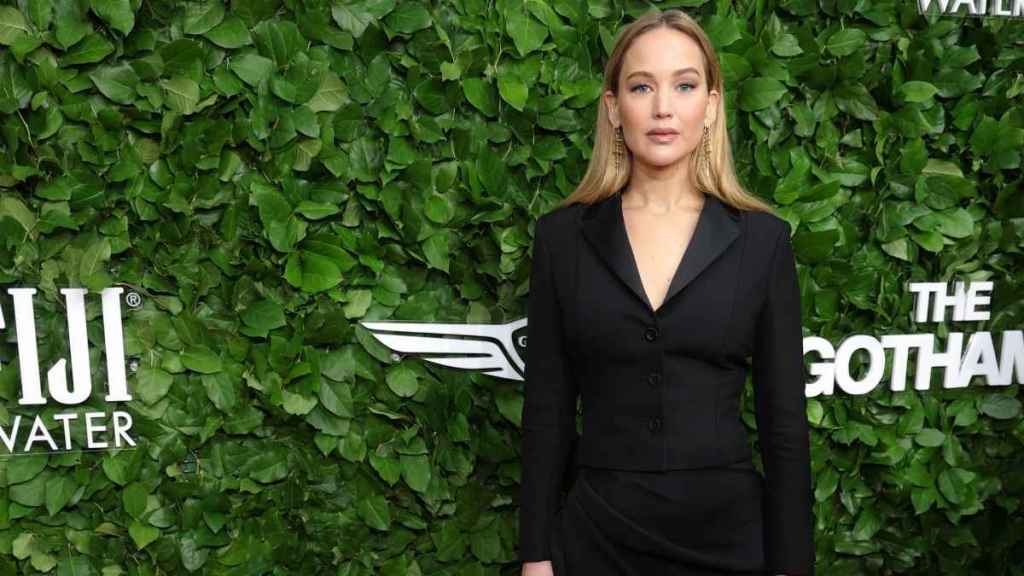 Jennifer Lawrence Wearing Thigh-High Slit Skirt Is Hard To Ignore