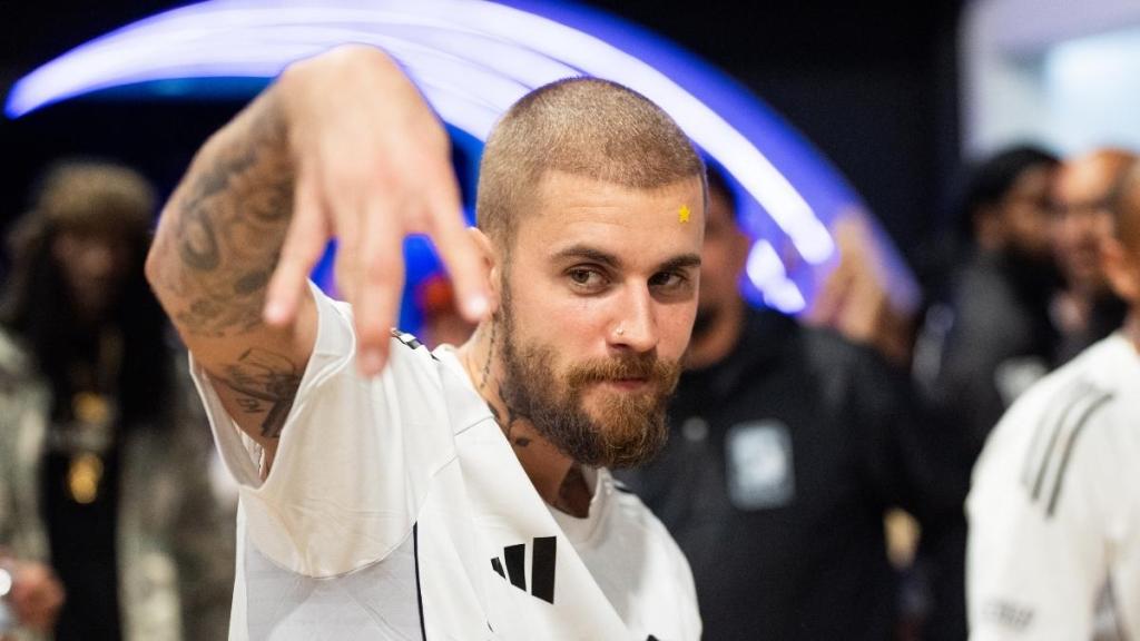 Justin Bieber Goes Shirtless While Cooking Sushi, Fans Say 'Yummy'