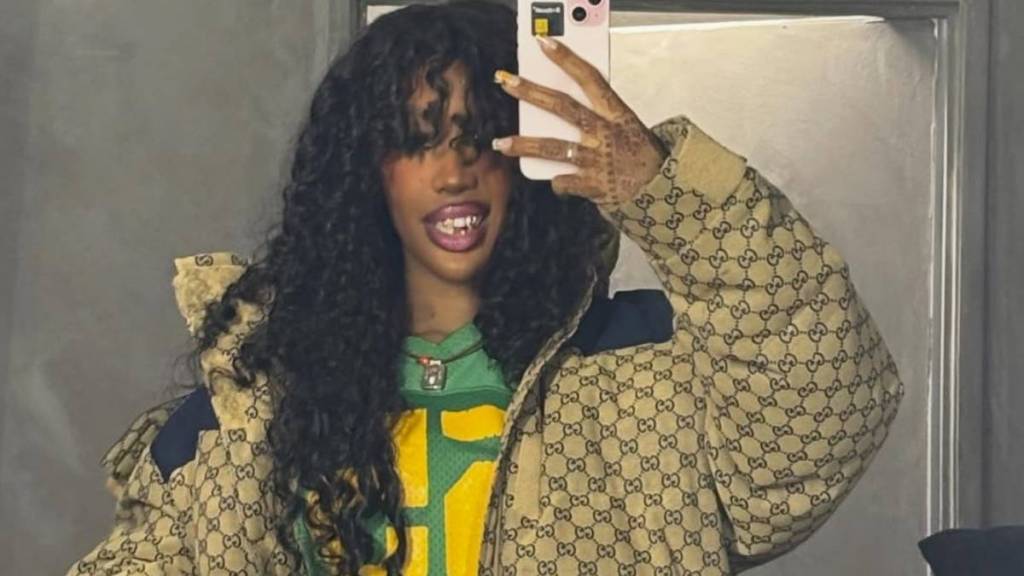SZA Ditches the Top in Multiple Selfies as the Year Winds Down