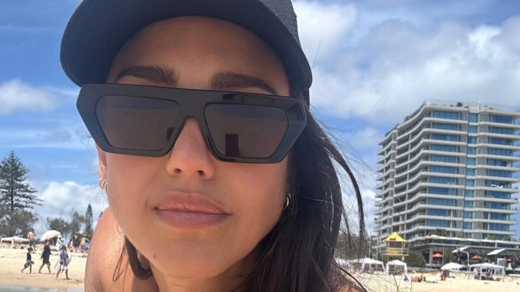 Jessica Alba's Bra Top & Thong Look Will Blow Your Mind