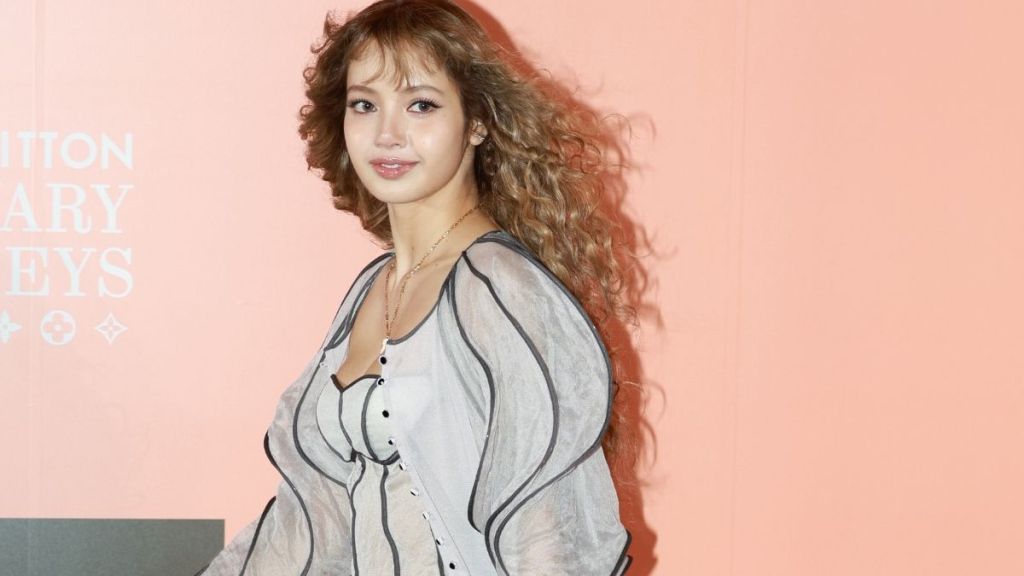 Lisa's Holiday Look Features Strapless Corset Top & a Micro Skirt