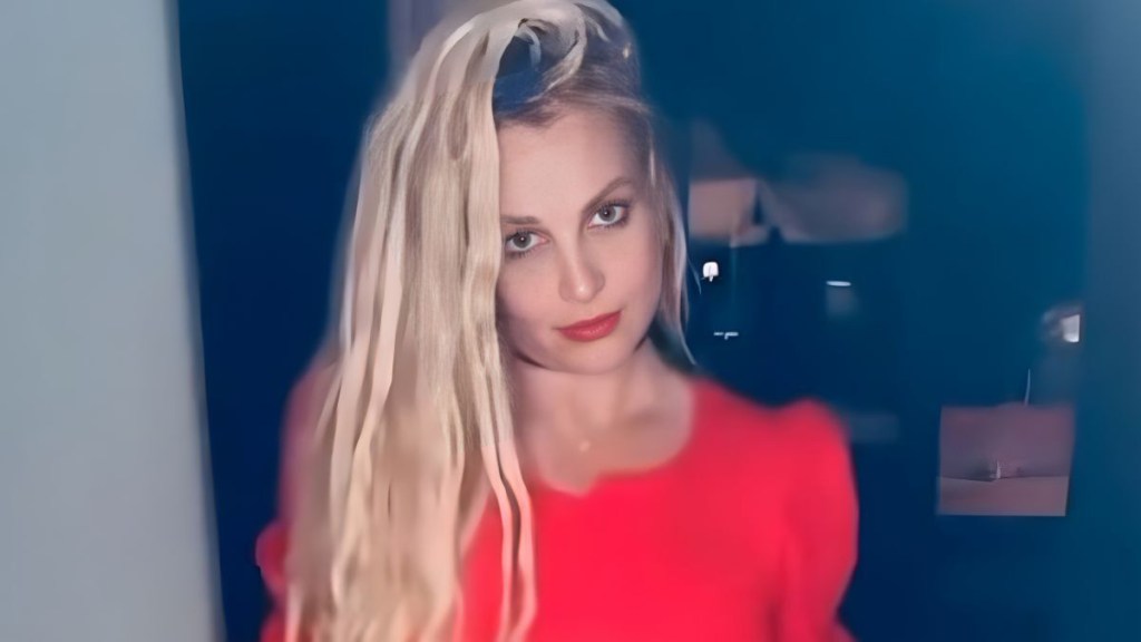 Britney Spears Flaunts Her Toned Midriff in Mini-Skirt